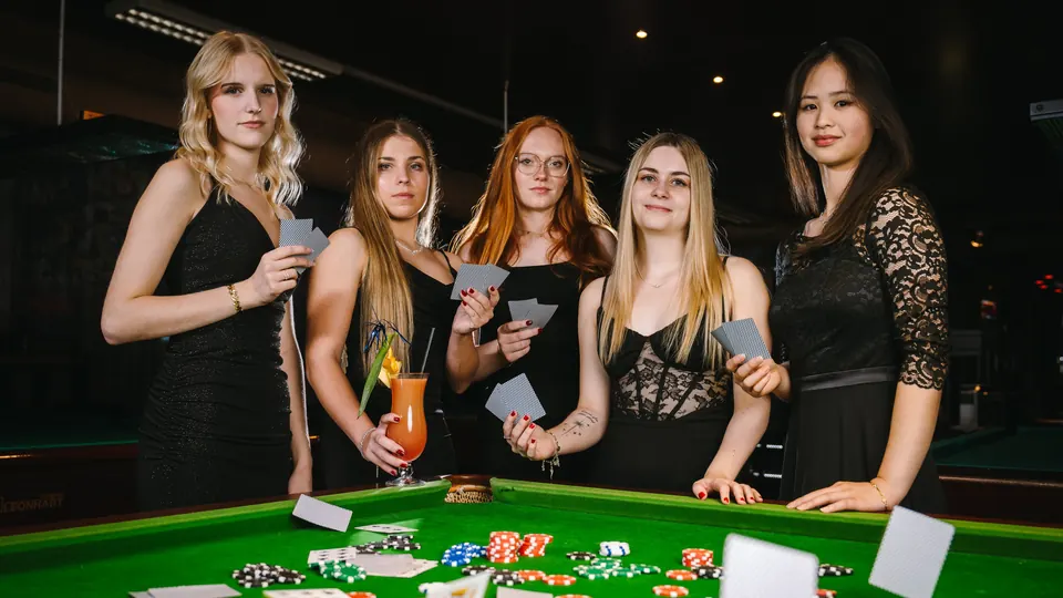 Maturaball-Komitee beim Mottoshooting an einem Pokertisch