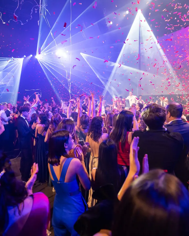Ballsaal mit Laserfächer in Magenta während der Mitternachtseinlage